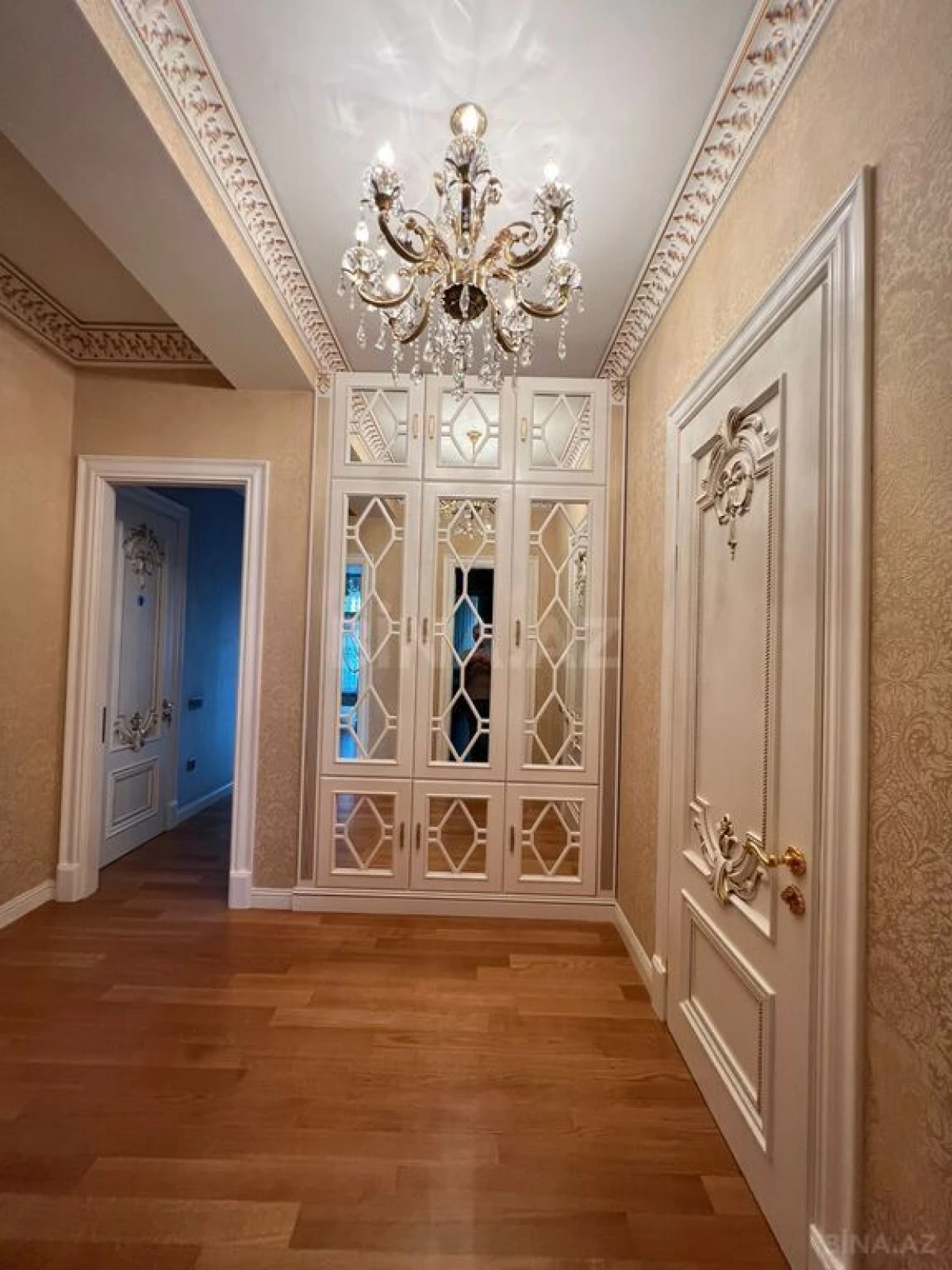 Satılır 5 otaqlı mənzil 285 m²