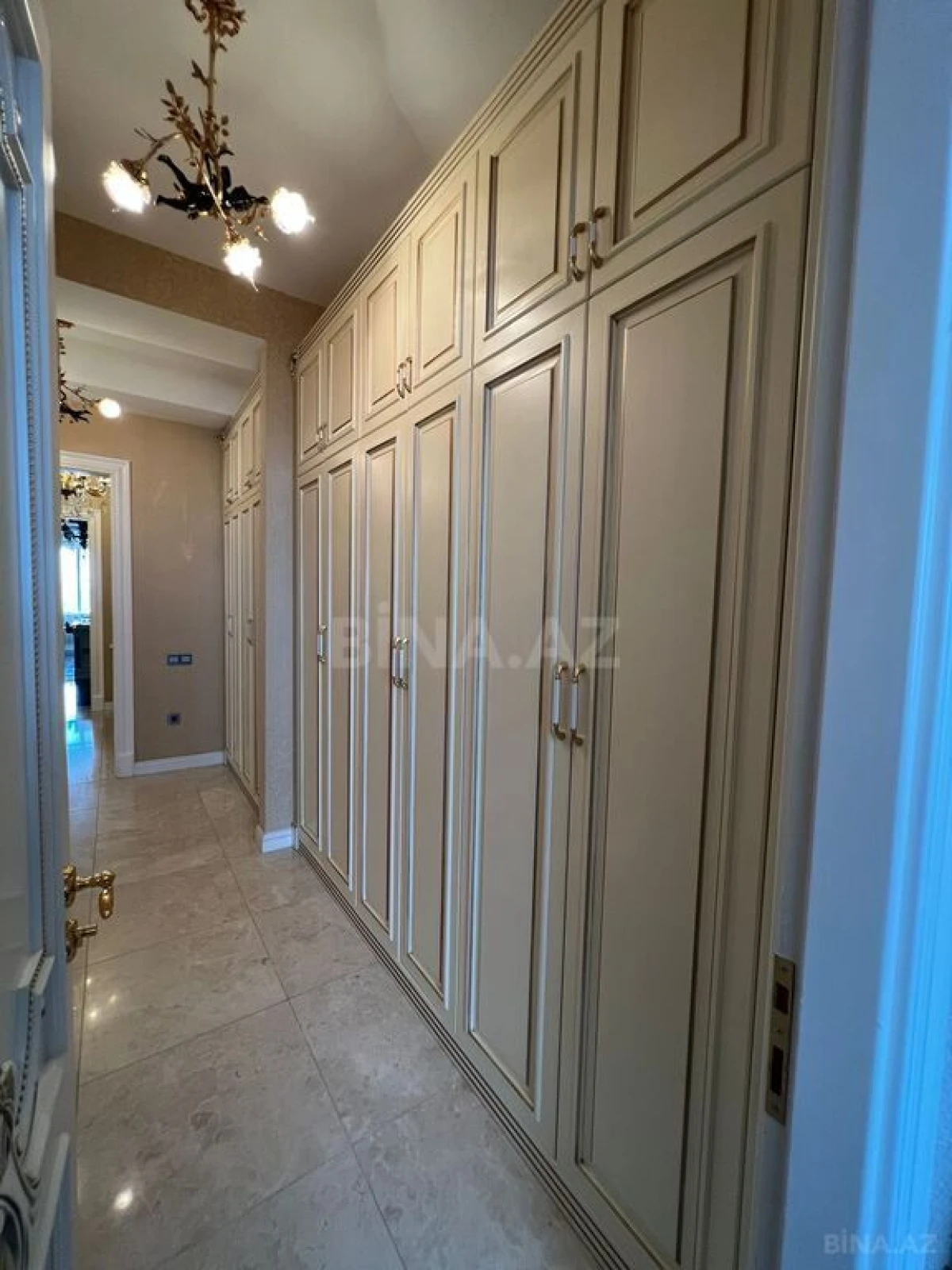 Satılır 5 otaqlı mənzil 285 m²