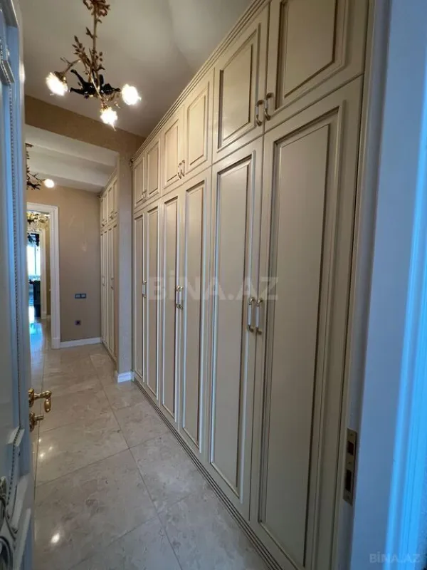 Satılır 5 otaqlı mənzil 285 m²