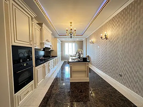 Satılır 5 otaqlı mənzil 285 m²