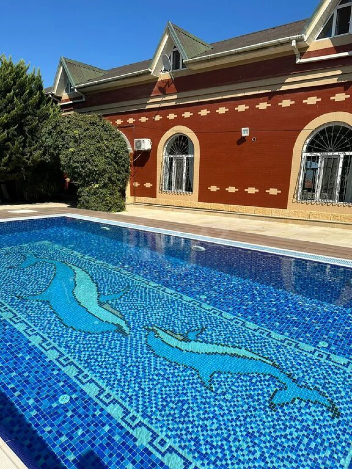 Satılır 10 otaqlı həyət evi 585 m²