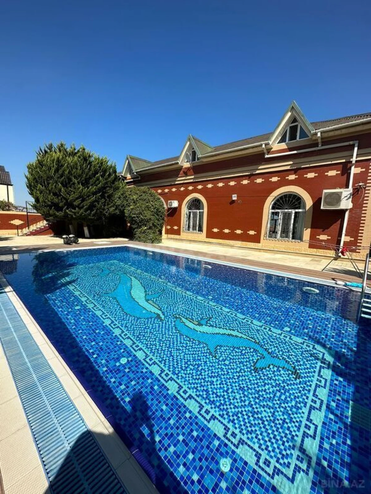 Satılır 10 otaqlı həyət evi 585 m²