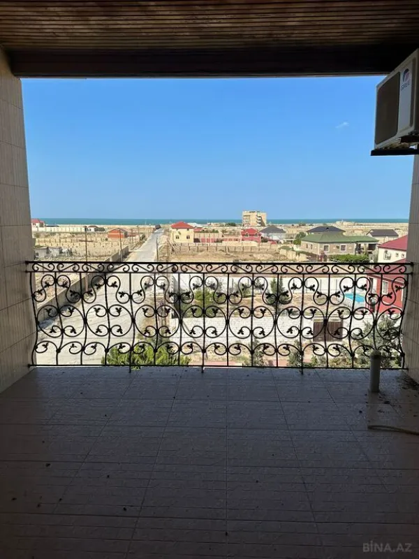 Satılır 10 otaqlı həyət evi 585 m²