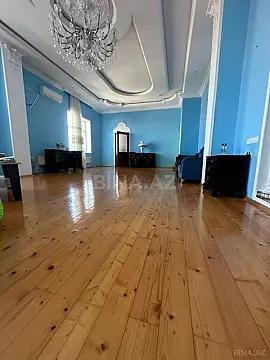 Satılır 10 otaqlı həyət evi 585 m²