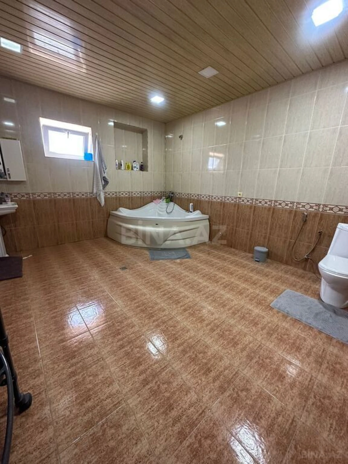 Satılır 10 otaqlı həyət evi 585 m²