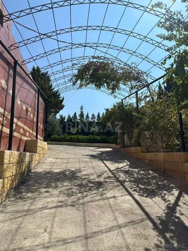 Satılır 10 otaqlı həyət evi 585 m²