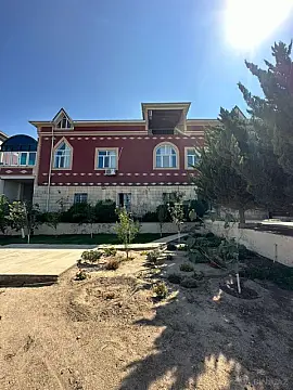 Satılır 10 otaqlı həyət evi 585 m²