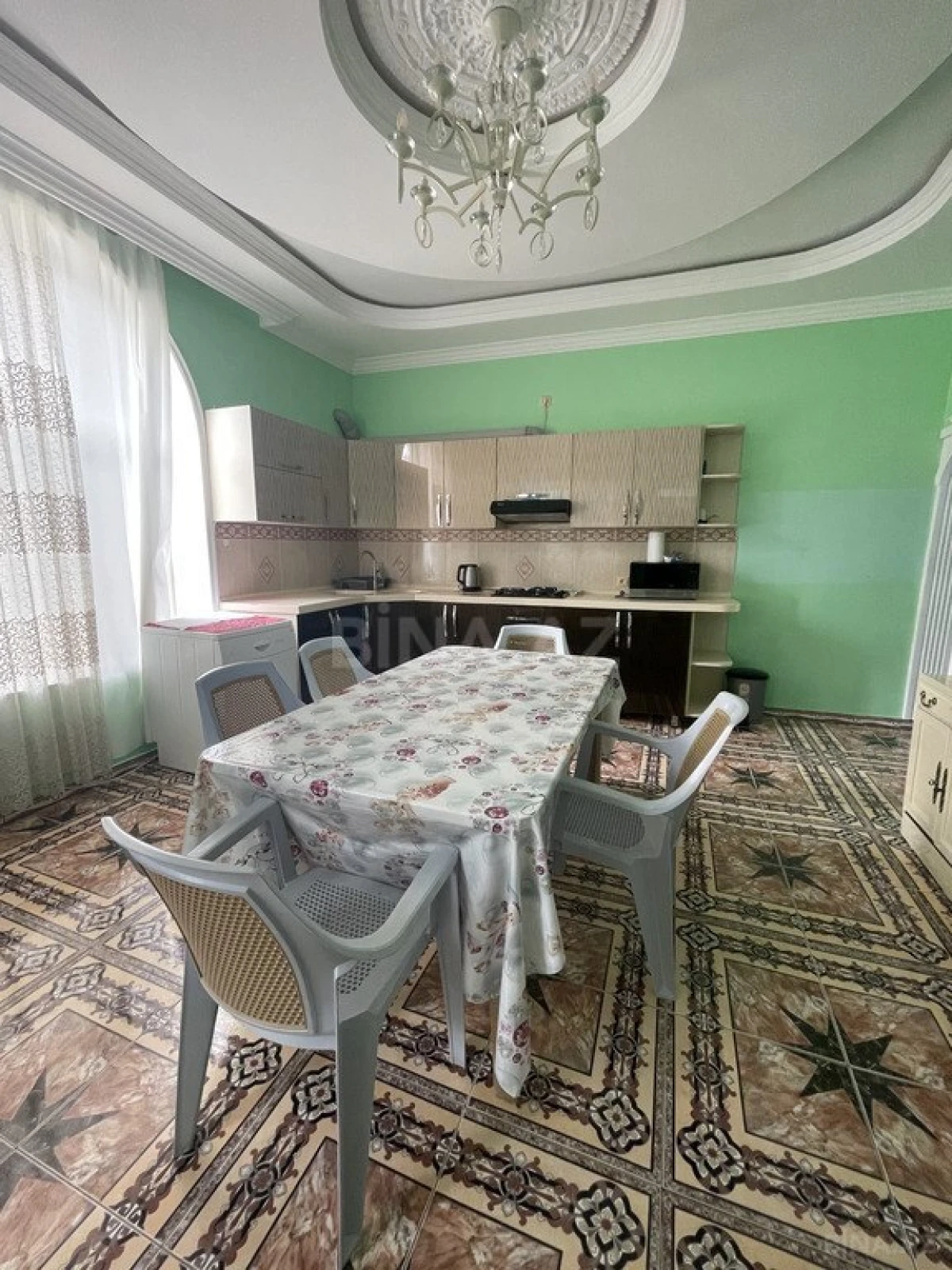 Satılır 10 otaqlı həyət evi 585 m²