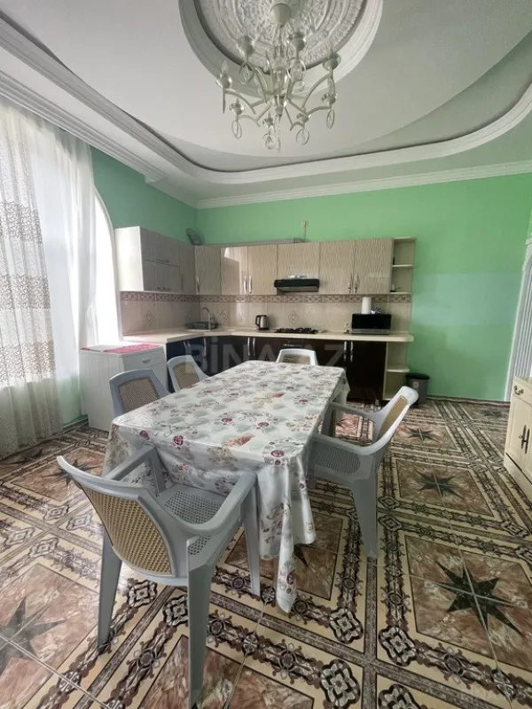 Satılır 10 otaqlı həyət evi 585 m²