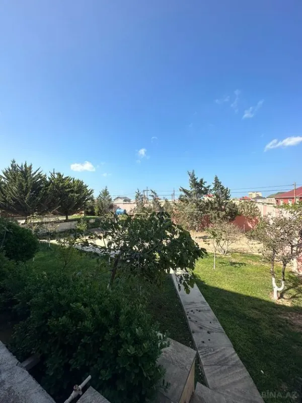 Satılır 10 otaqlı həyət evi 585 m²