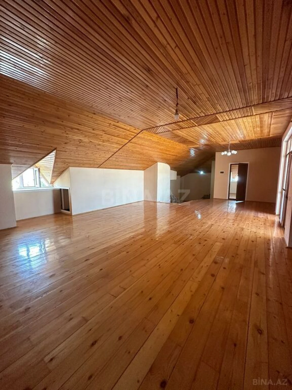 Satılır 10 otaqlı həyət evi 585 m²