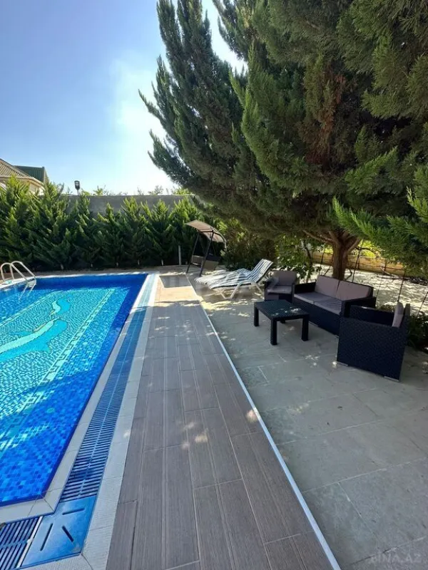 Satılır 10 otaqlı həyət evi 585 m²