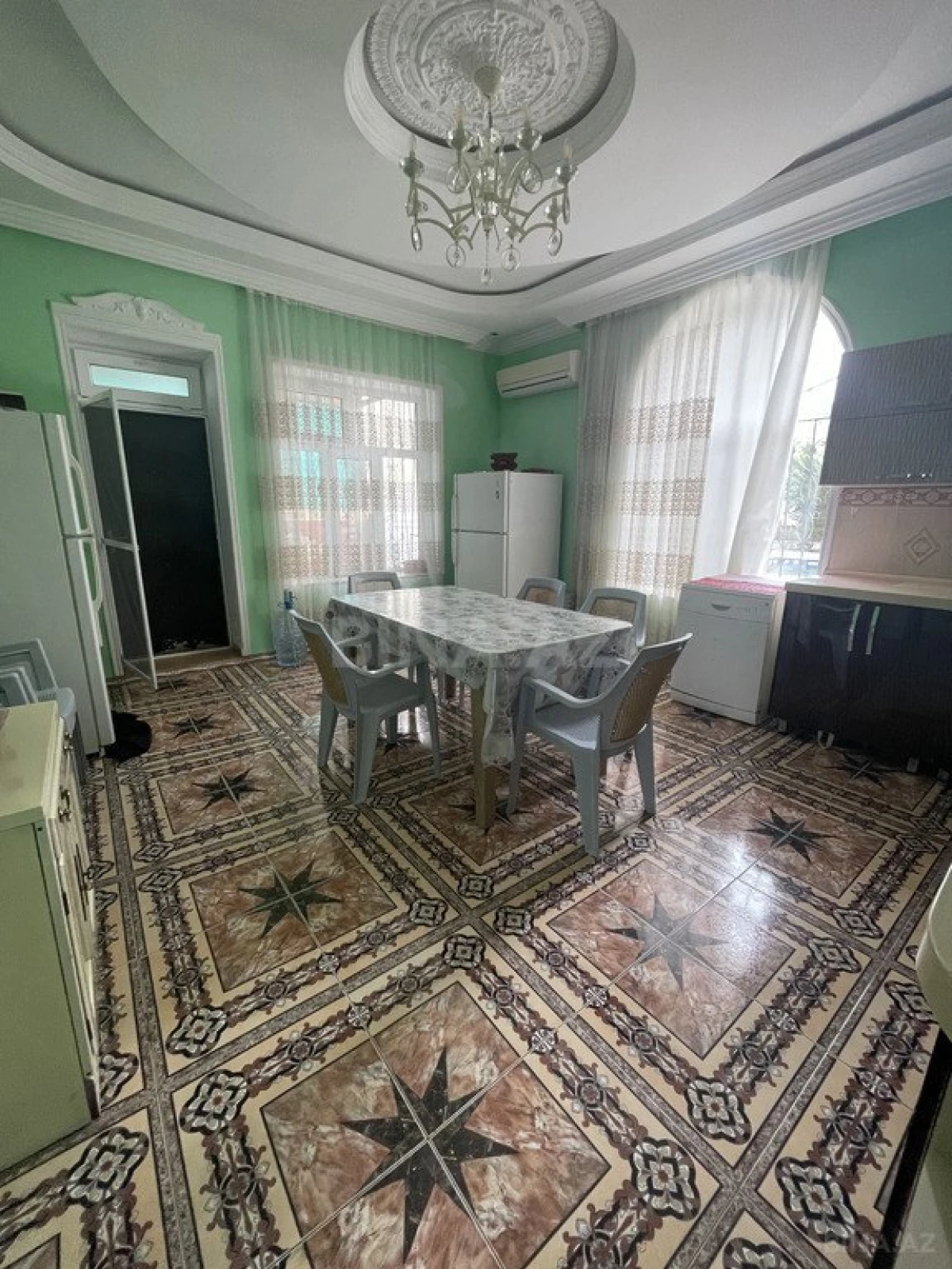 Satılır 10 otaqlı həyət evi 585 m²