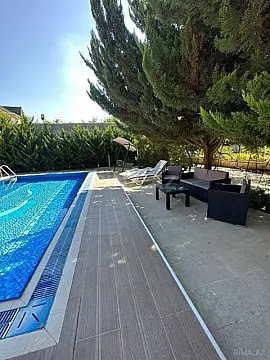 Satılır 10 otaqlı həyət evi 585 m²