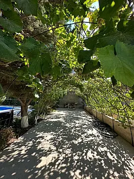 Satılır 10 otaqlı həyət evi 585 m²