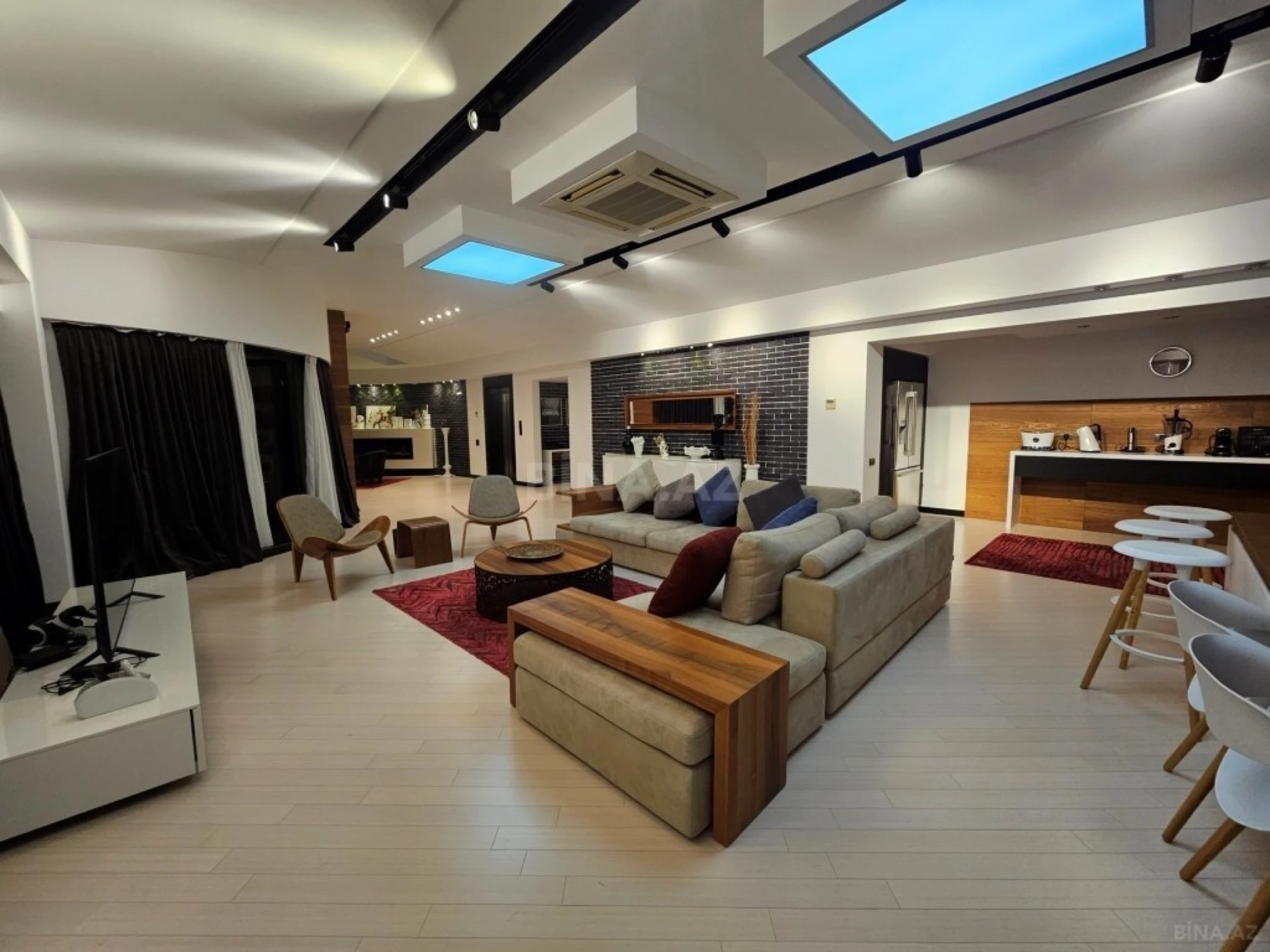 Satılır 10 otaqlı həyət evi 1500 m²