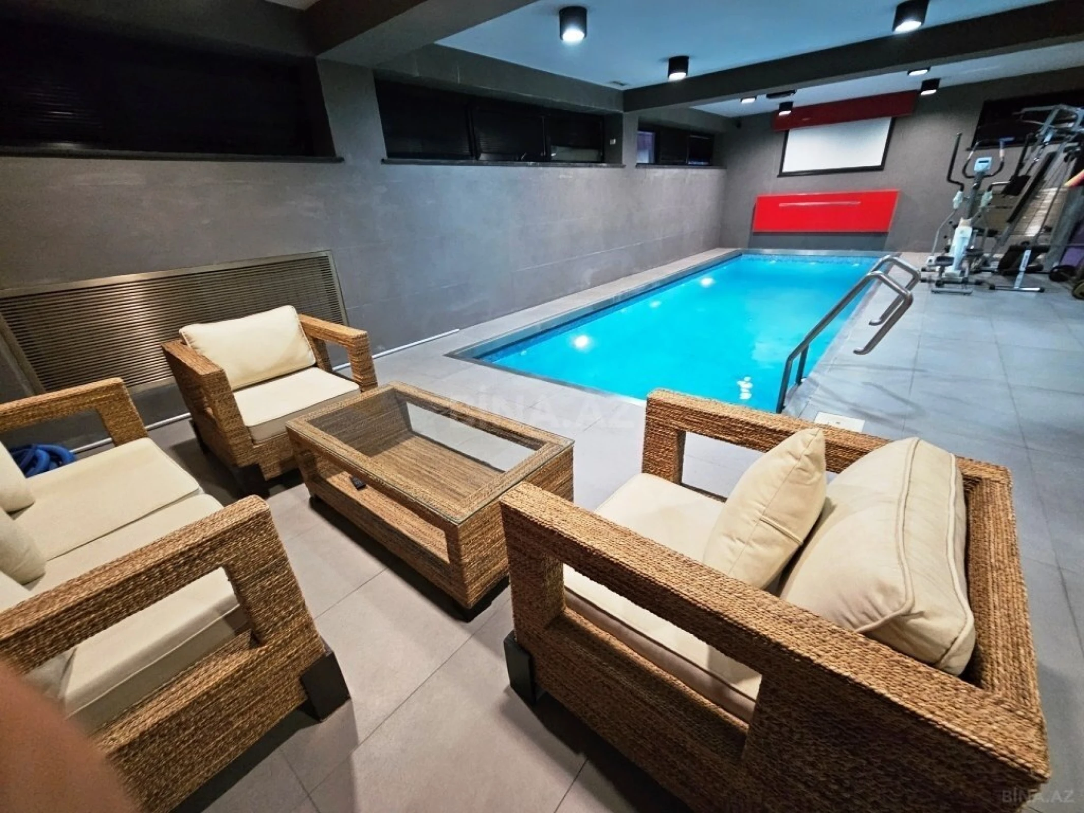 Satılır 10 otaqlı həyət evi 1500 m²