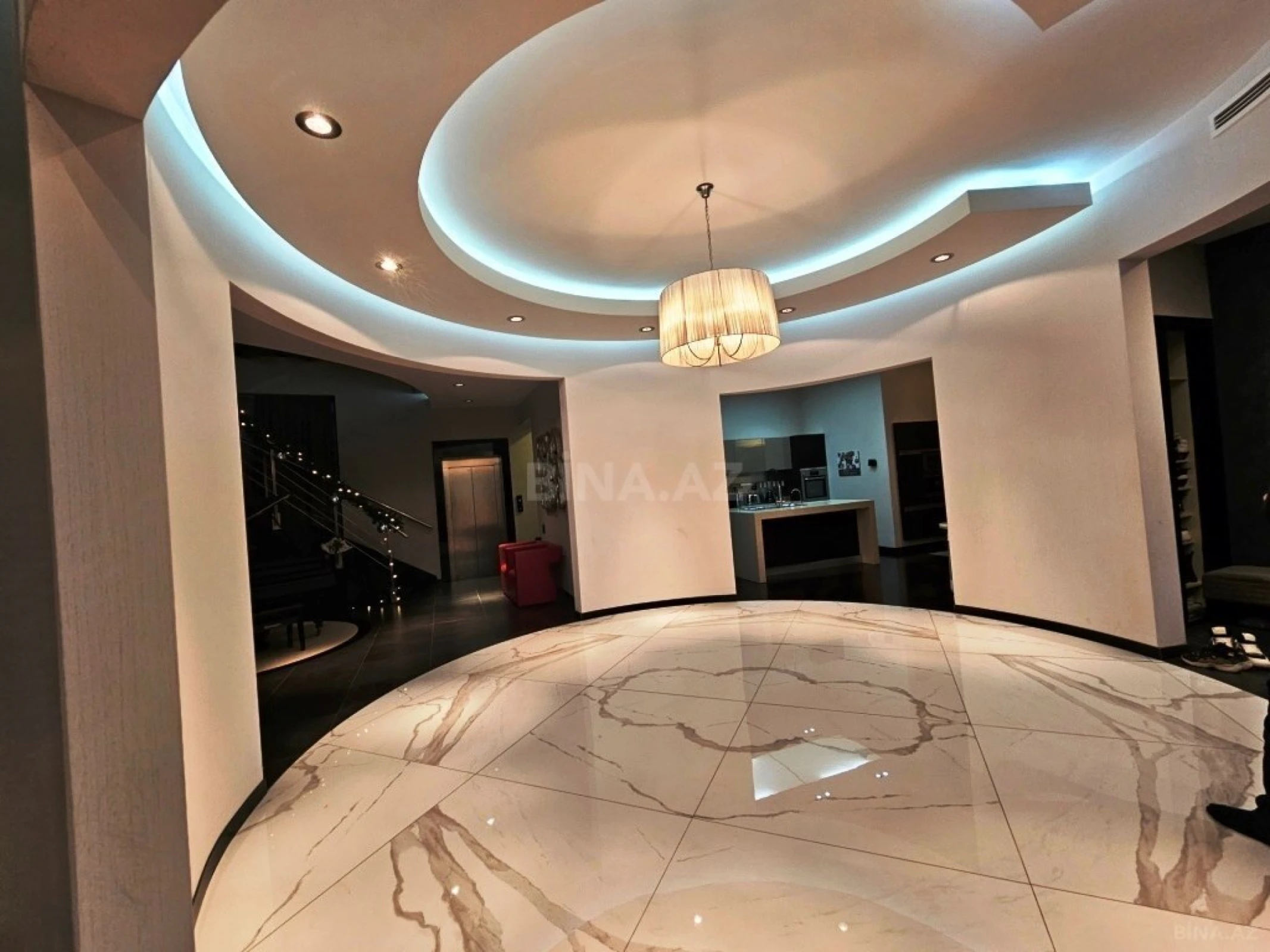 Satılır 10 otaqlı həyət evi 1500 m²