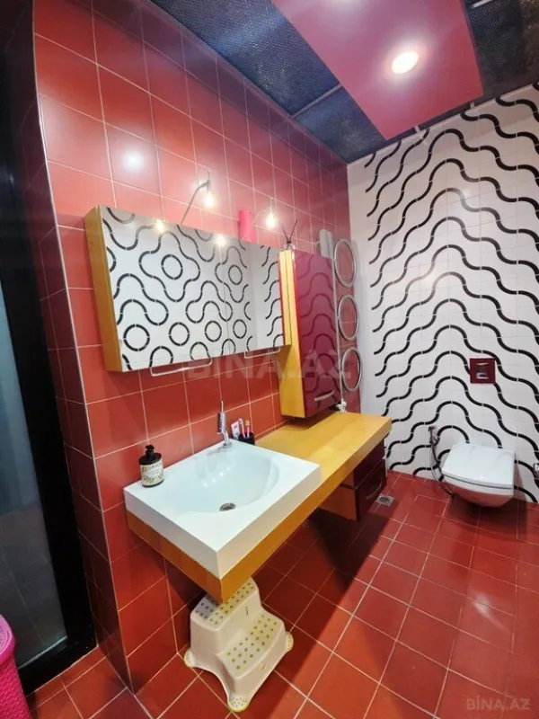 Satılır 10 otaqlı həyət evi 1500 m²