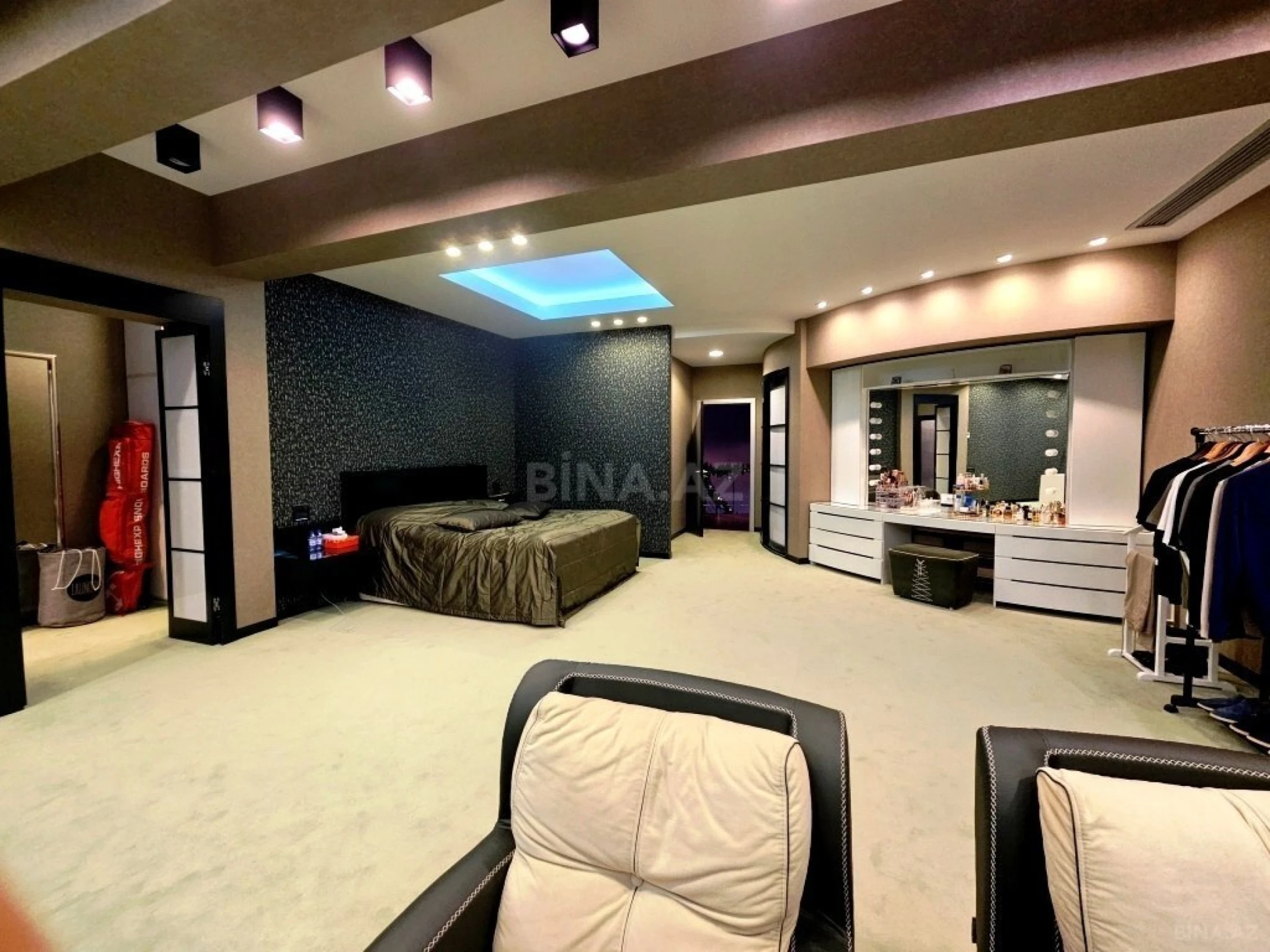 Satılır 10 otaqlı həyət evi 1500 m²