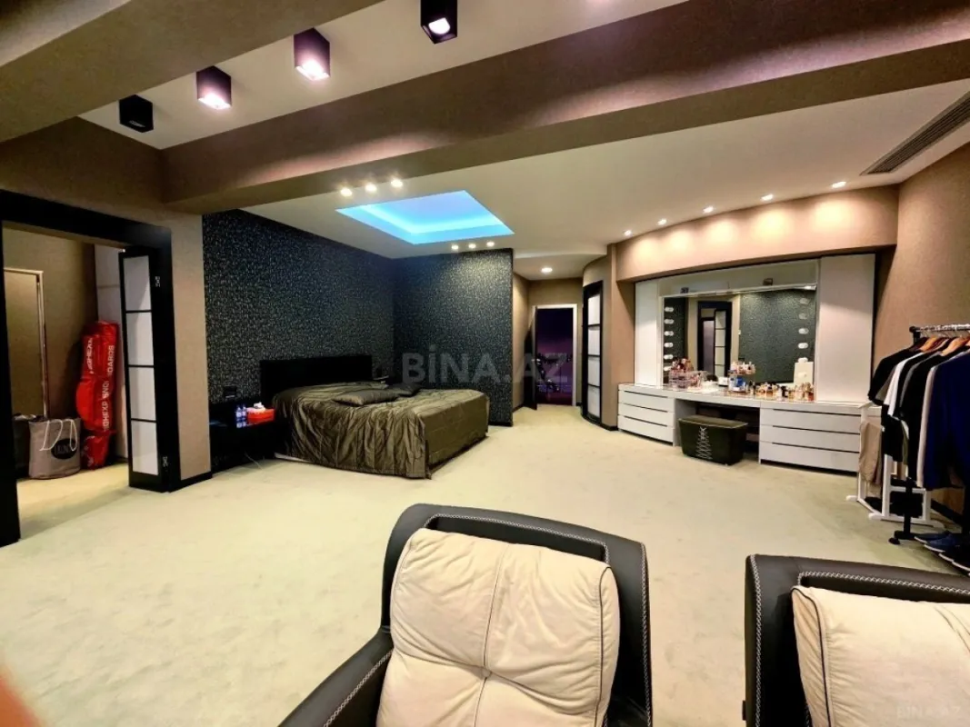 Satılır 10 otaqlı həyət evi 1500 m²