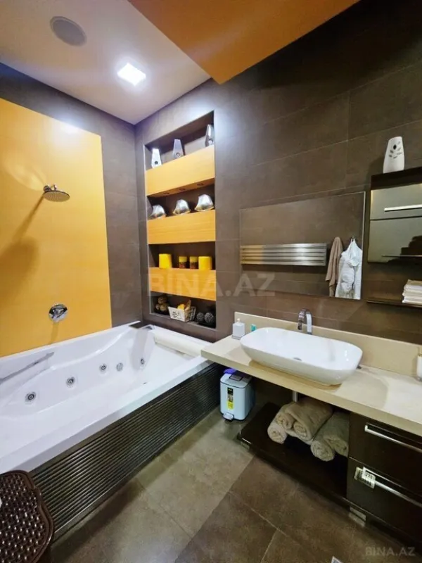 Satılır 10 otaqlı həyət evi 1500 m²