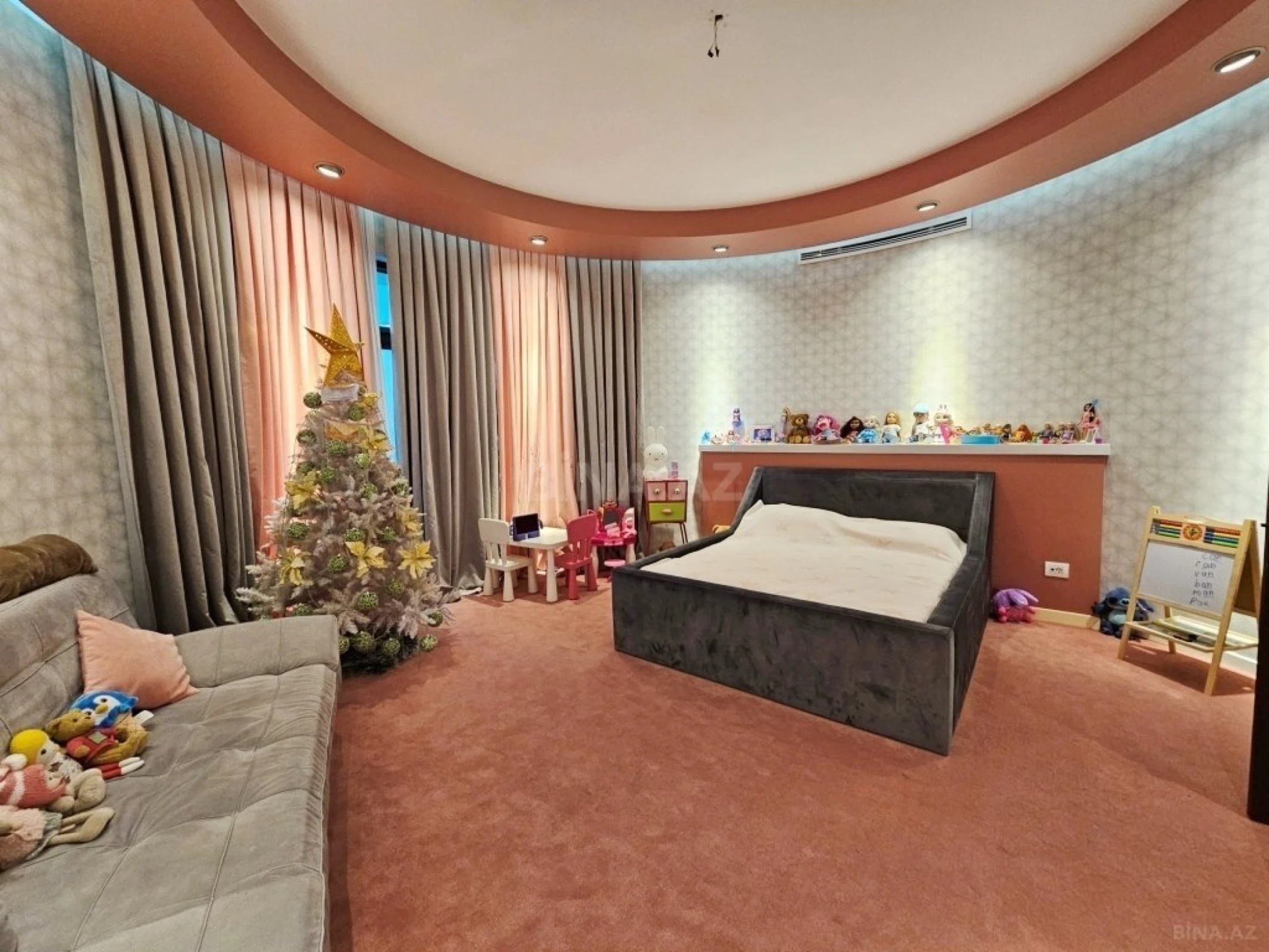 Satılır 10 otaqlı həyət evi 1500 m²