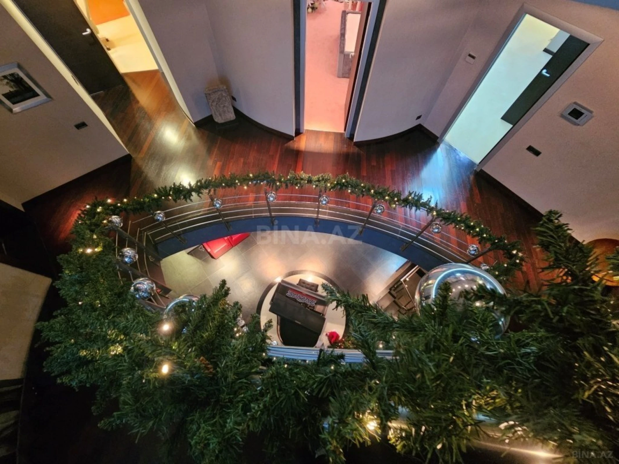 Satılır 10 otaqlı həyət evi 1500 m²