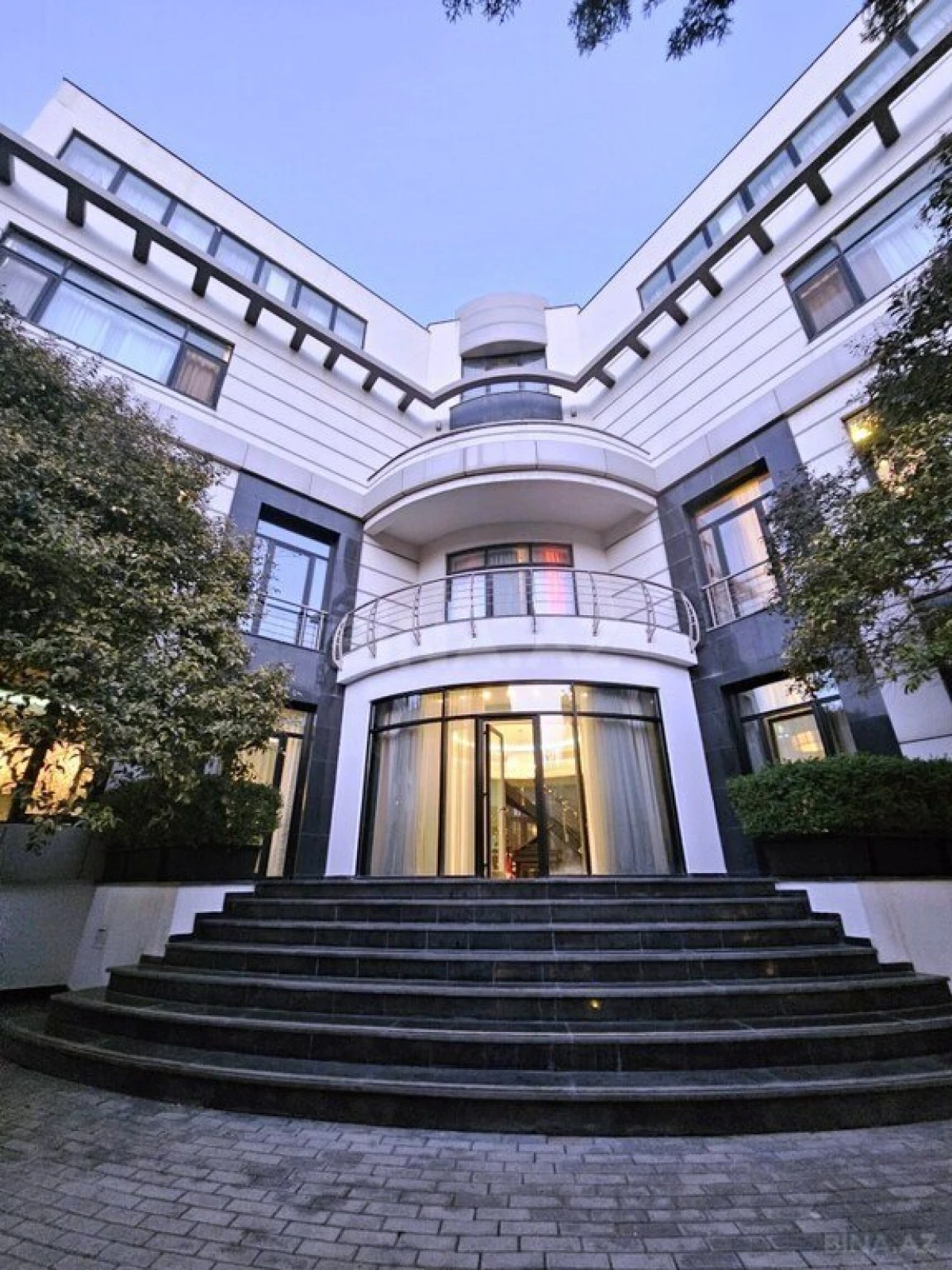 Satılır 10 otaqlı həyət evi 1500 m²