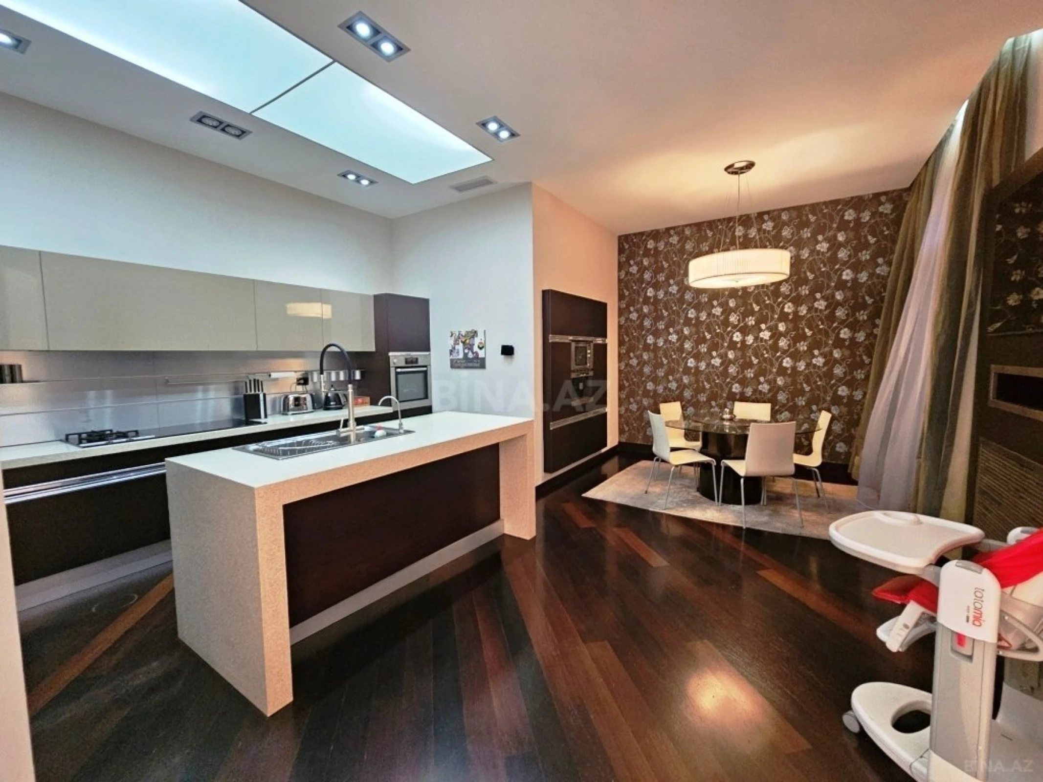 Satılır 10 otaqlı həyət evi 1500 m²