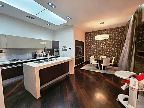 Satılır 10 otaqlı həyət evi 1500 m²