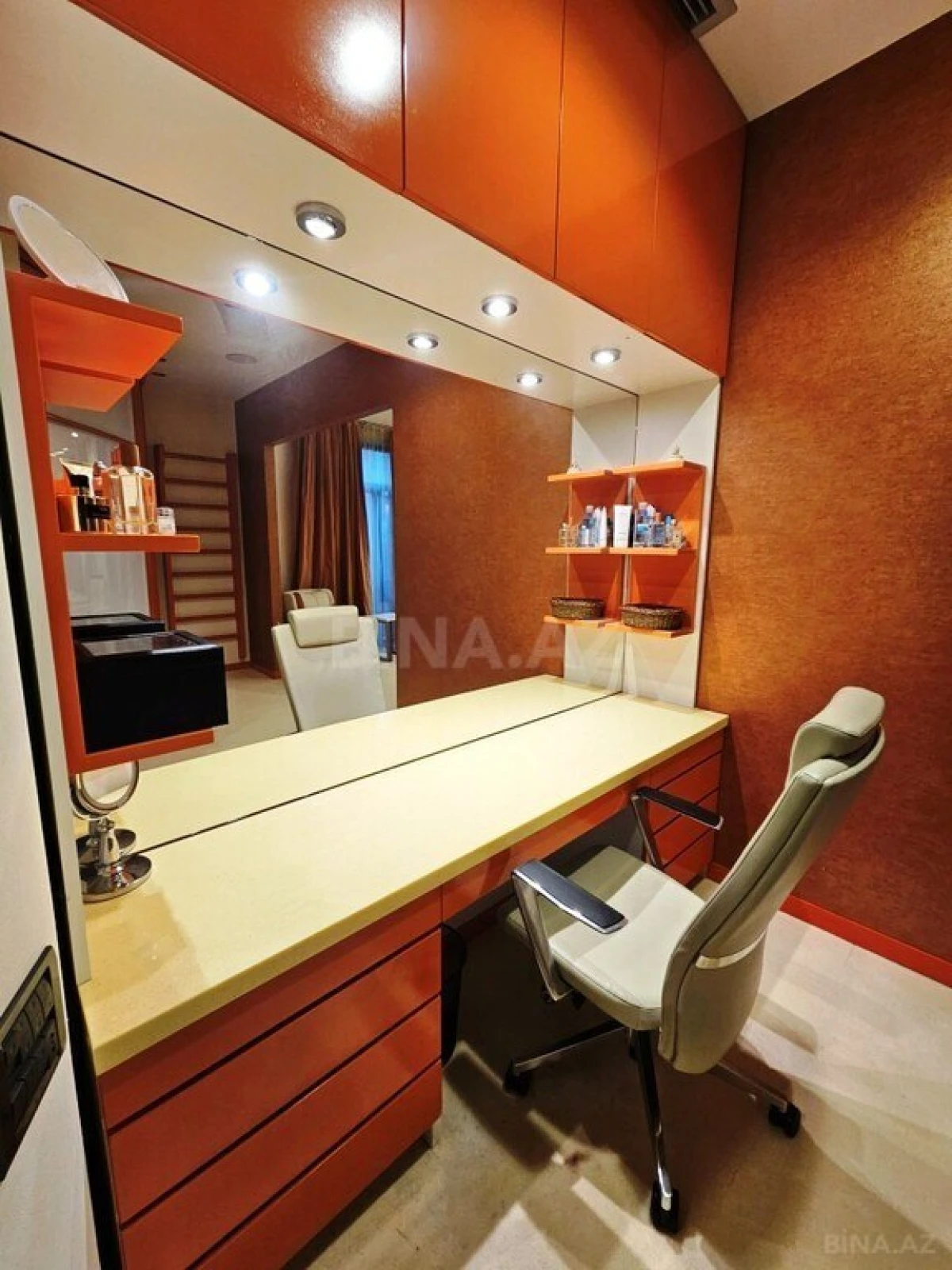 Satılır 10 otaqlı həyət evi 1500 m²