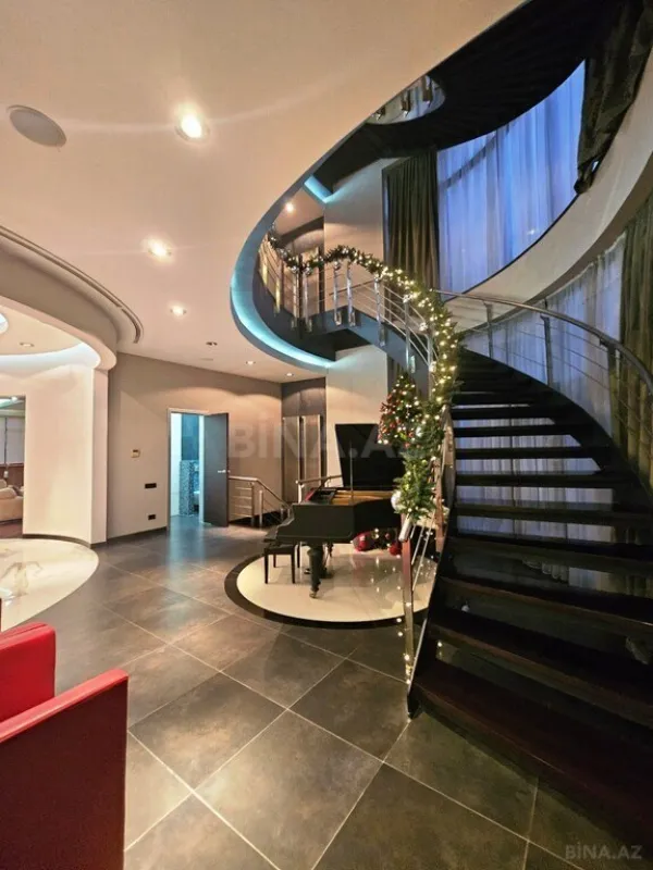 Satılır 10 otaqlı həyət evi 1500 m²