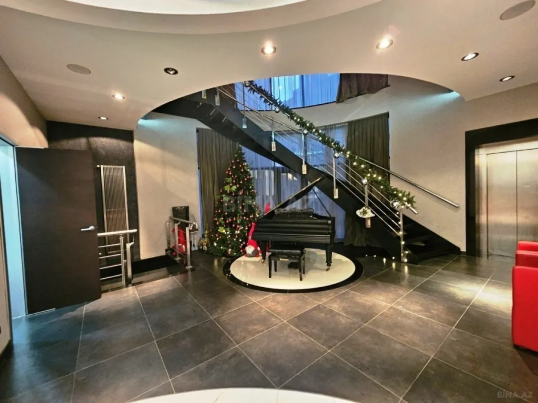 Satılır 10 otaqlı həyət evi 1500 m²