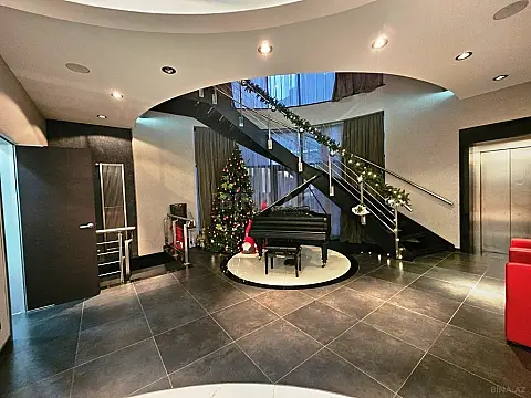 Satılır 10 otaqlı həyət evi 1500 m²