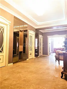 Satılır 5 otaqlı mənzil 220.5 m²