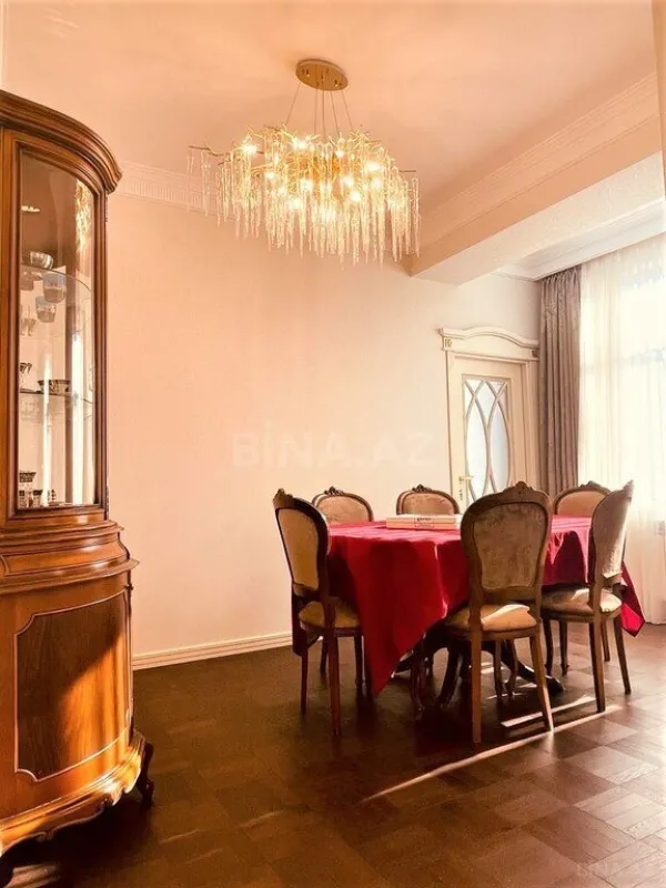 Satılır 5 otaqlı mənzil 220.5 m²