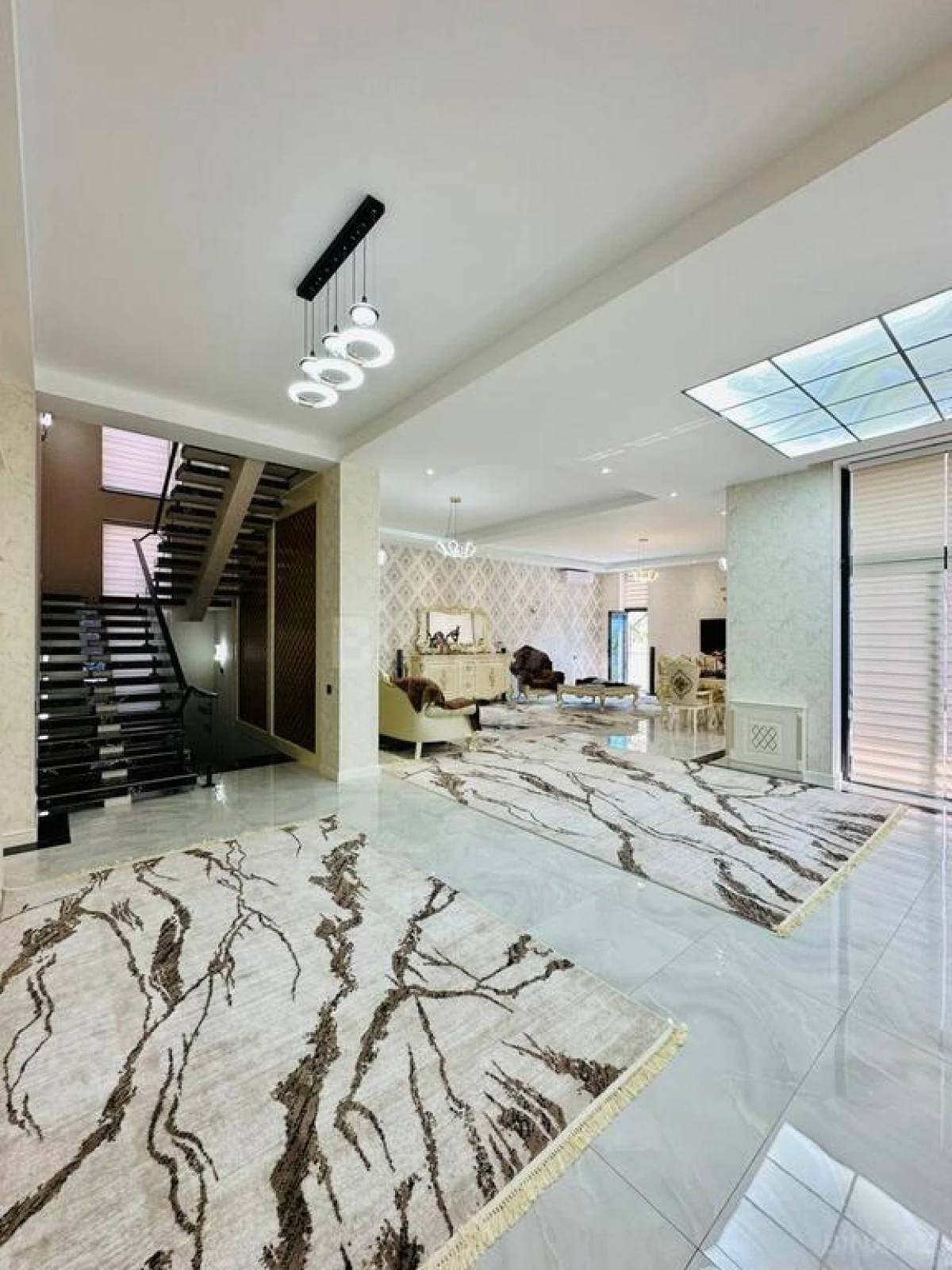 Satılır 6 otaqlı həyət evi 380 m²