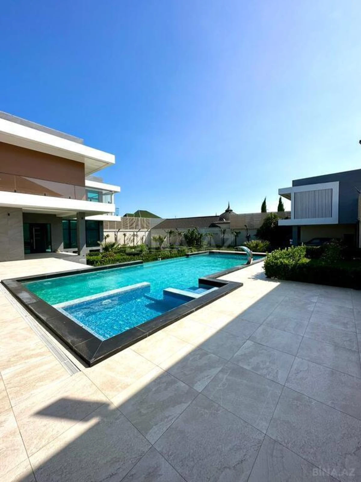 Satılır 6 otaqlı həyət evi 380 m²