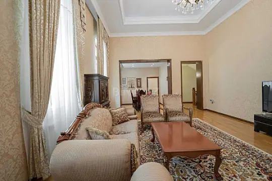 Satılır 11 otaqlı həyət evi 398 m²