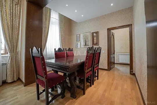 Satılır 11 otaqlı həyət evi 398 m²