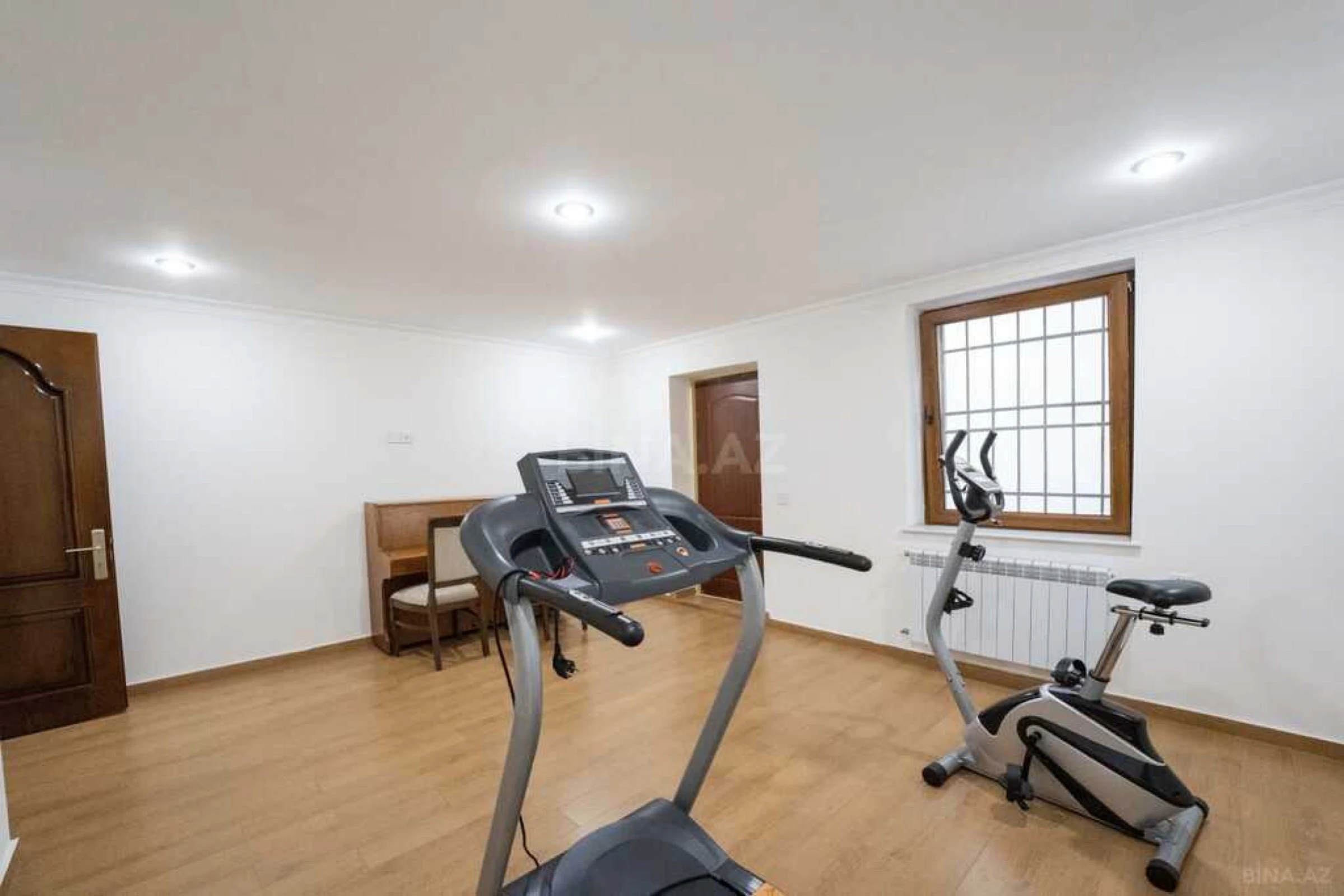 Satılır 11 otaqlı həyət evi 398 m²