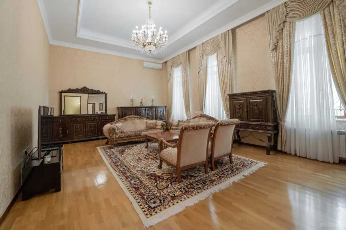 Satılır 11 otaqlı həyət evi 398 m²