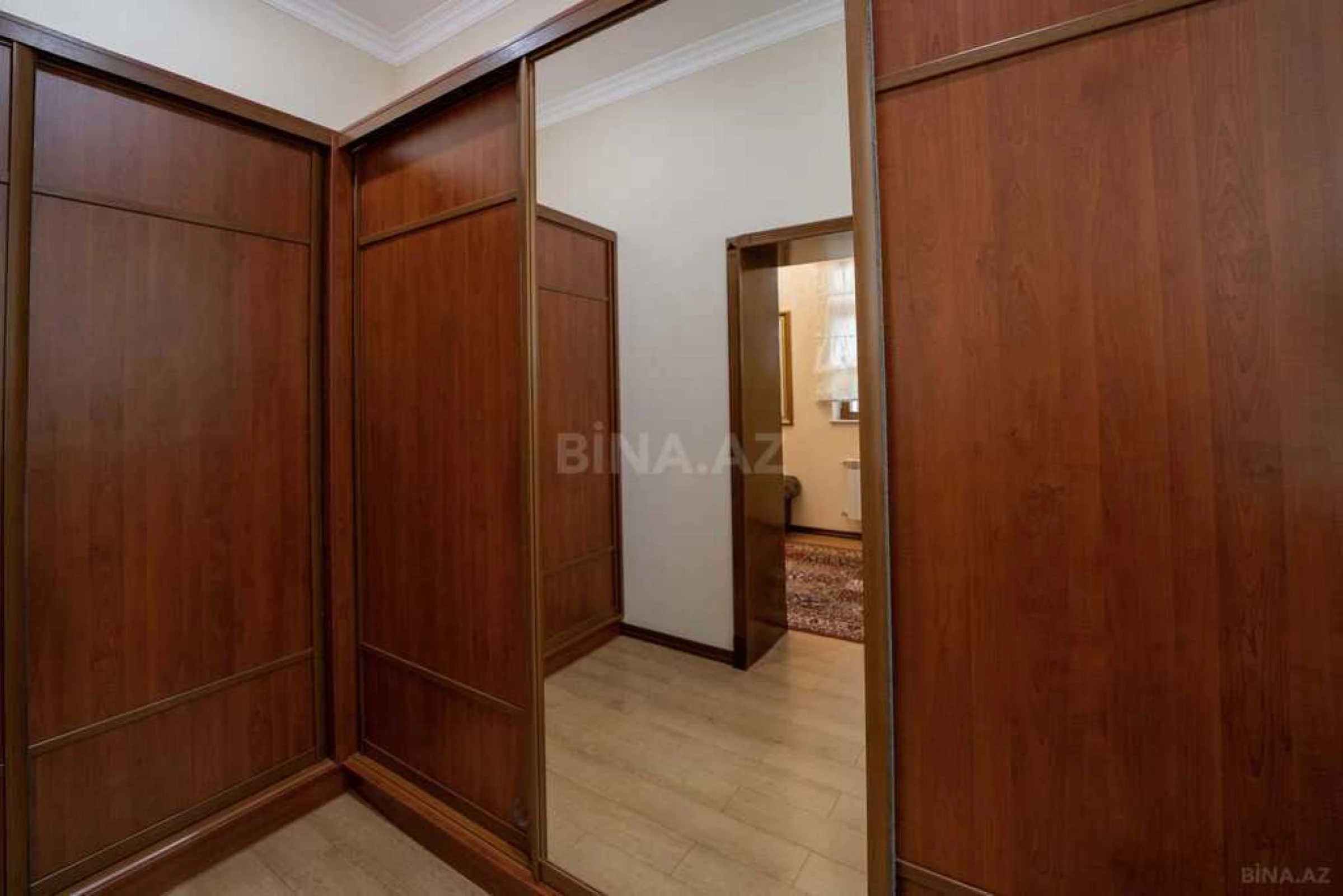 Satılır 11 otaqlı həyət evi 398 m²
