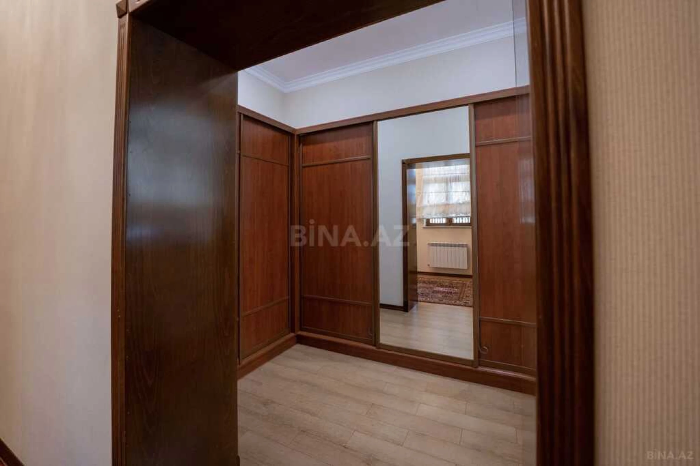 Satılır 11 otaqlı həyət evi 398 m²