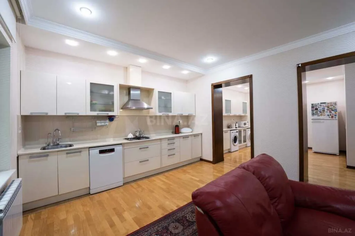 Satılır 11 otaqlı həyət evi 398 m²