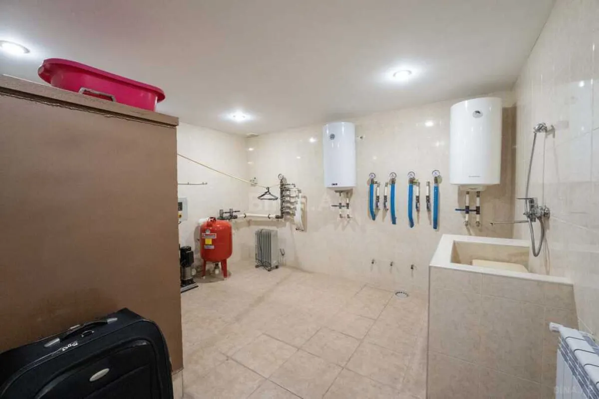 Satılır 11 otaqlı həyət evi 398 m²