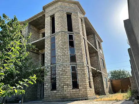 Satılır 9 otaqlı həyət evi 672 m²
