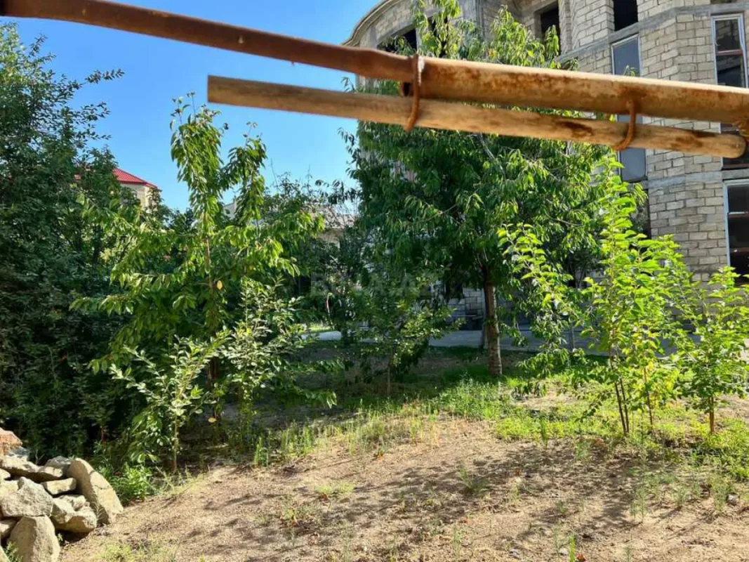 Satılır 9 otaqlı həyət evi 672 m²