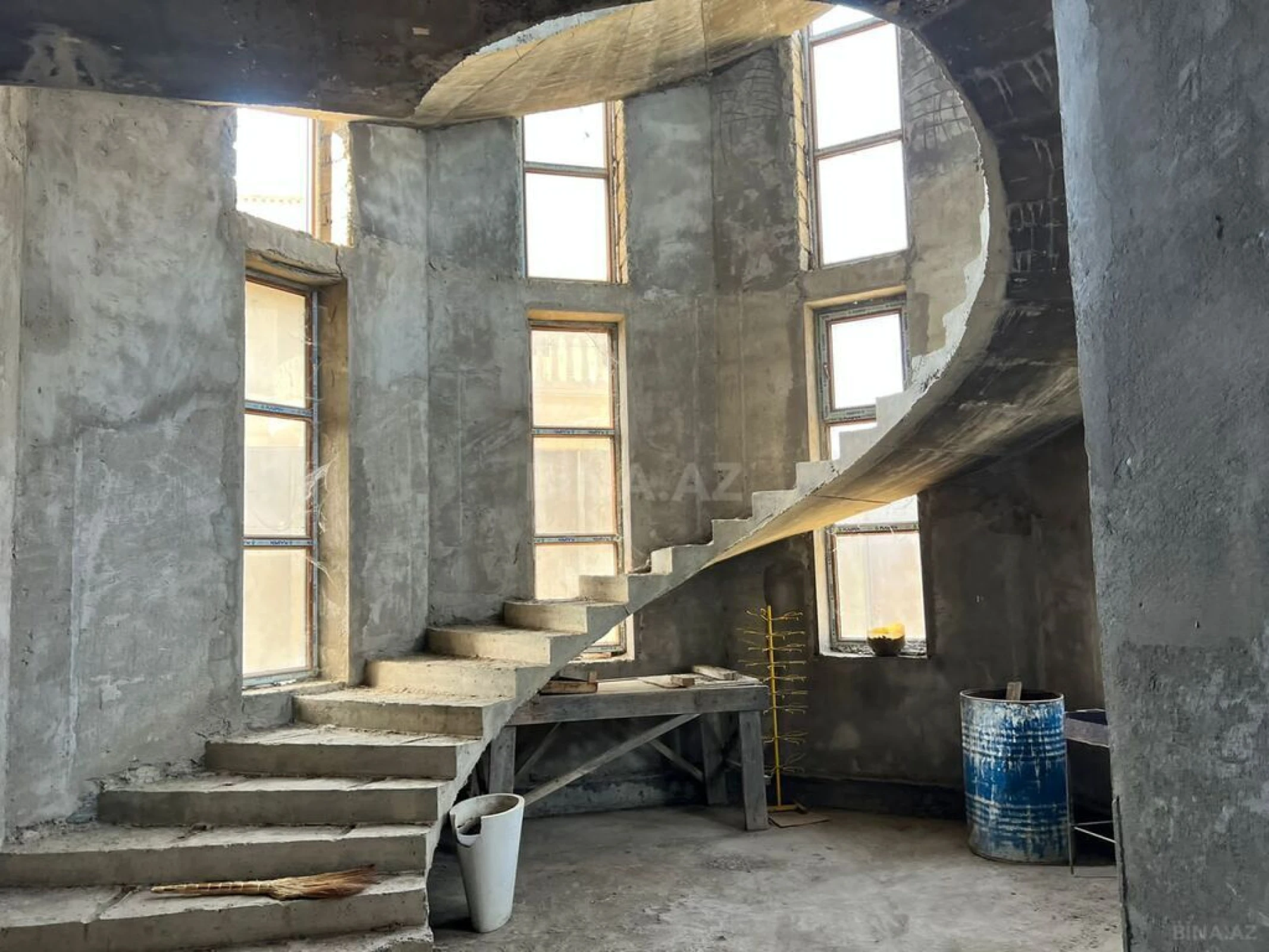 Satılır 9 otaqlı həyət evi 672 m²